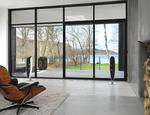 Nowoczesny minimalistyczny salon designerski sprzet audio na betonie 