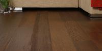 Aranżacje salonu – ciemna podłoga drewniana i jasne ściany 