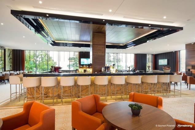 Sufity podwieszane w przestrzeni nowoczesnego hotelu