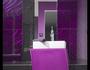 Elegancka łazienka z dodatkiem fioletu